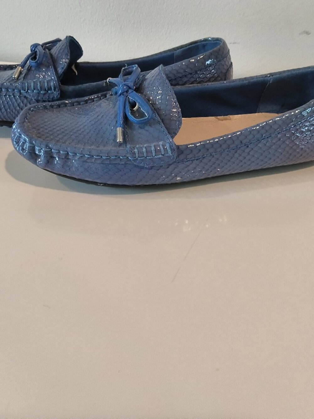 Isaac Mizrahi  blue snakeskin loafers with silver hardware size 7.5 M